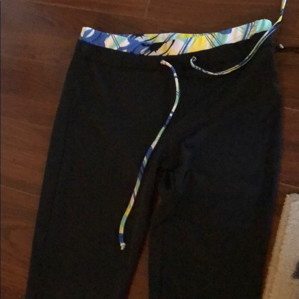 Workout leggings with blue and yellow waistband